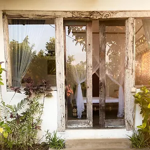 https://vertical-house-bali.ubudhotelsnow.com