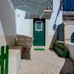 https://cosy-studio-by-the-flea-market-and-tram-28.hotels-lisbon-portugal.com